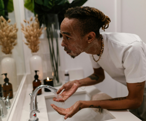 Le nettoyage est la base pour une peau parfaite. Attention au choix des produits pour vous nettoyer, mais en douceur.