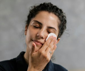 Les toners sont les premiers gestes pour soigner votre peau et la rendre radieuse.