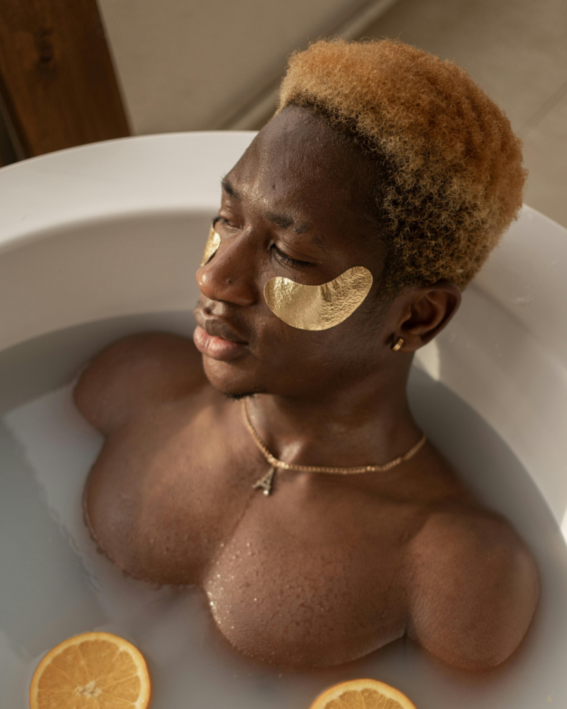 Jeune homme qui prend un bain avec des antioxydants