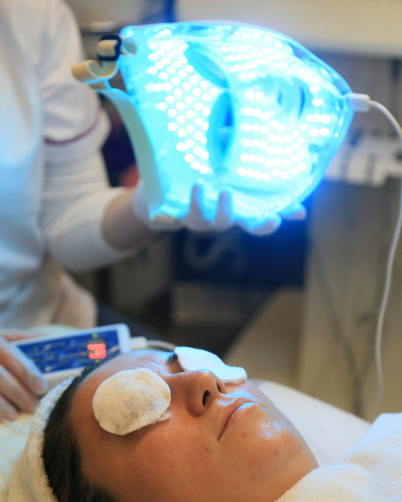 Le masque LED à lumière bleue pour traiter l'acné.