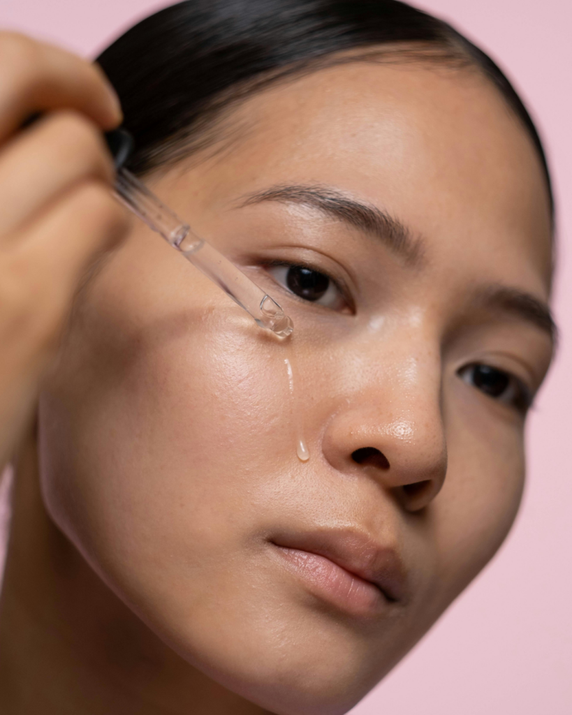 Les sérums sont des cosmétiques particulièrement adaptés aux peaux sèches