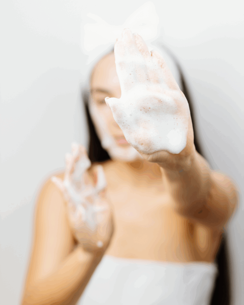 Routine minimaliste peau mature : le nettoyant.